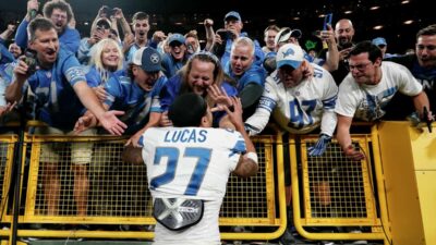 Detroit Lions fans completely take over Lambeau Field after