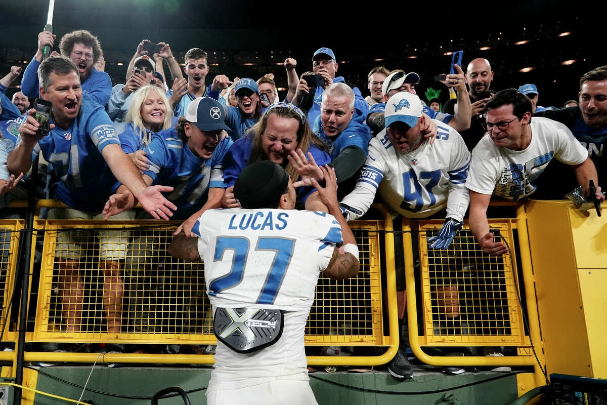 Detroit Lions fans completely take over Lambeau Field after