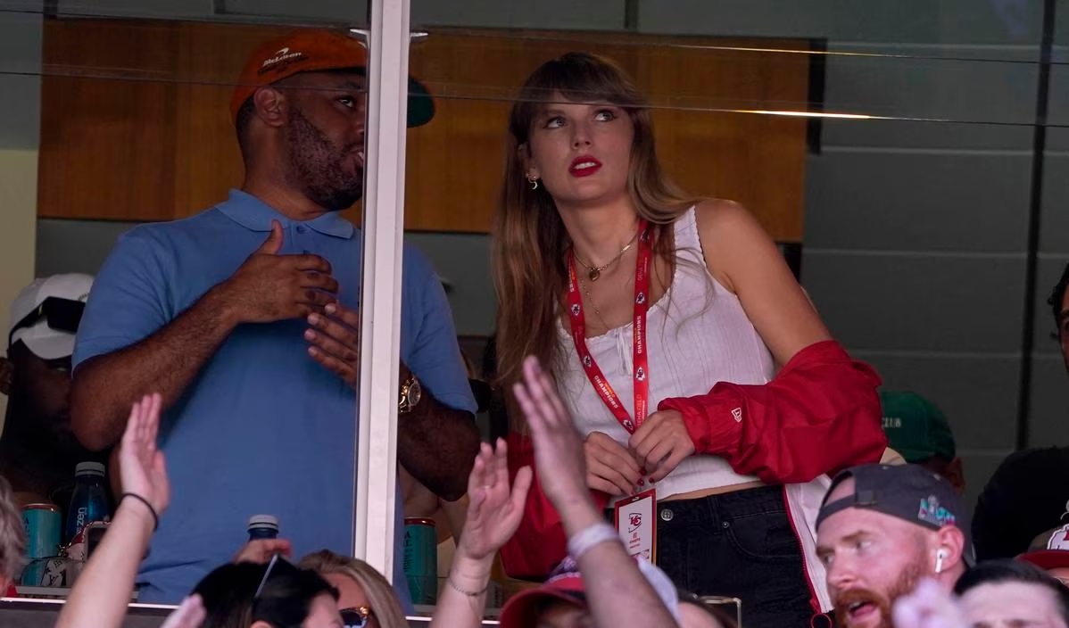 Taylor Swift is at the Chiefs game with Mama Kelce. : r/TaylorSwift