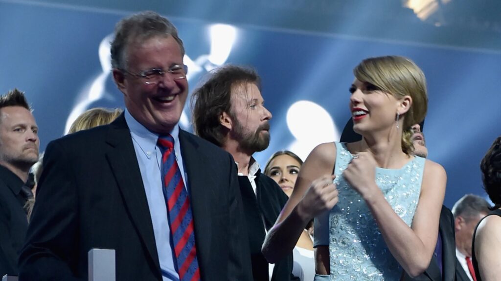 Taylor Swift S Dad S Lanyard Goes Viral Amid Hangout With Travis Kelce TMSPN