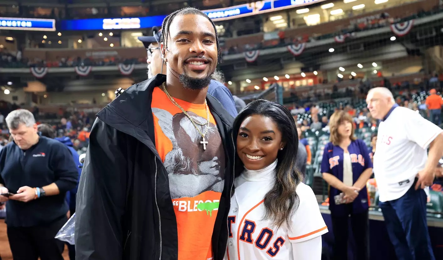 Simone Biles and Jonathan Owens Make Statement on First Christmas Amid  'Who's the Catch' Controversy - TMSPN