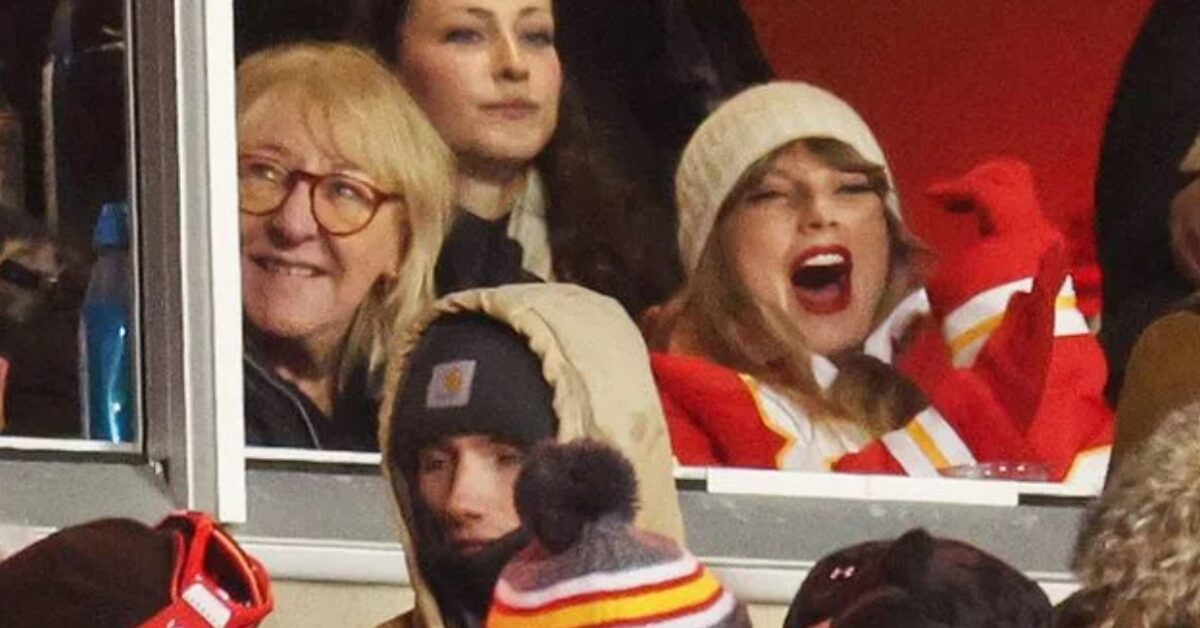 Donna Kelce and Taylor Swift Swag Surfing During Below Zero Chiefs ...