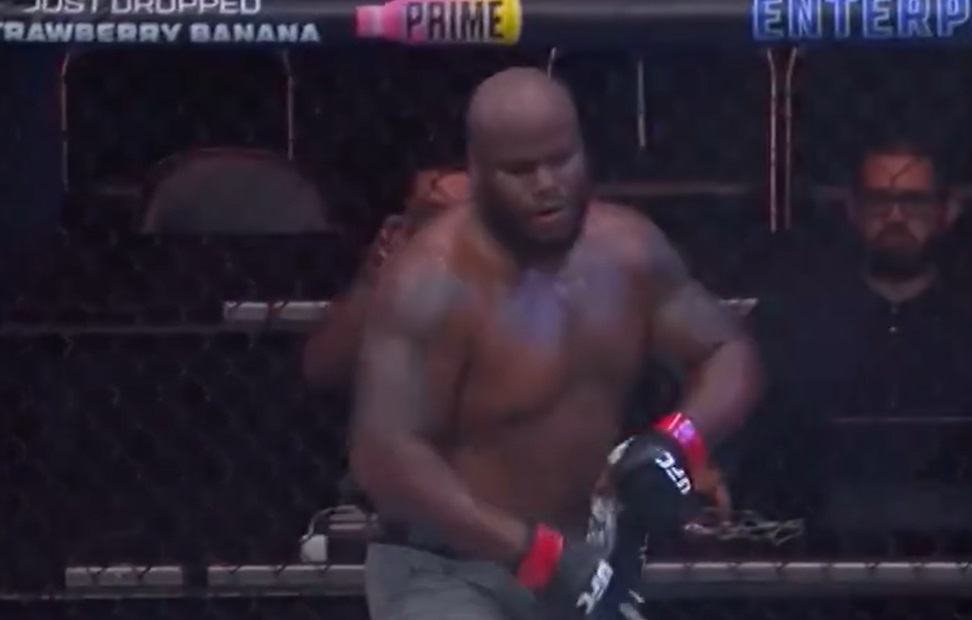 MMA Fighter Derrick Lewis Goes Viral For Mooning The Crowd During ...