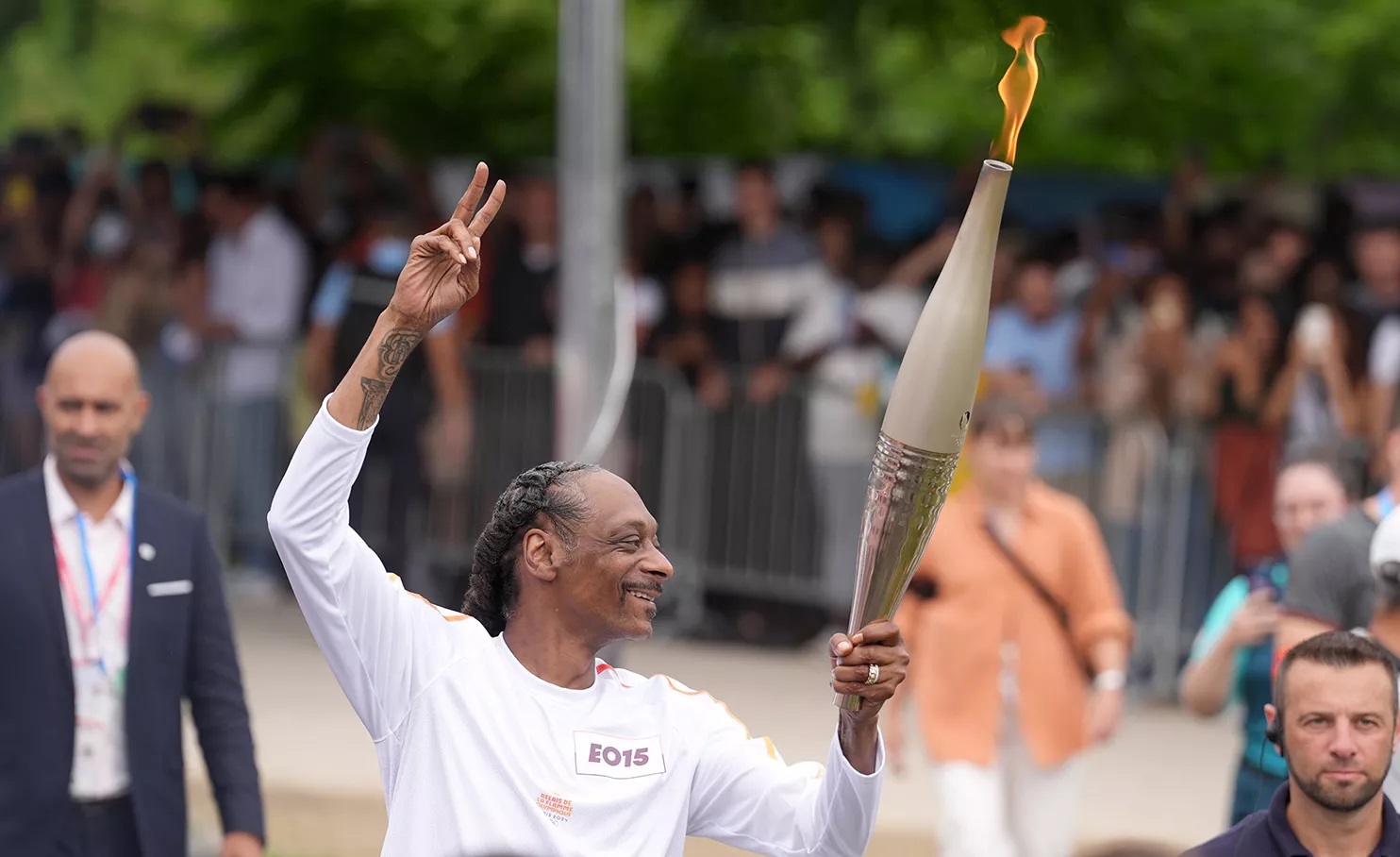 Snoop Dogg Was Vibing Out Carrying Olympic Torch Through Paris Ahead Of   Snoop Dogg Olympic Torch 